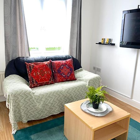Crescent Apartment - Modern 1 Bedroom First Floor Goodmayes Extérieur photo