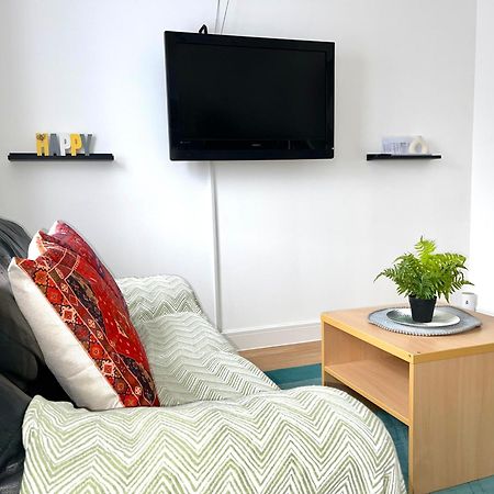 Crescent Apartment - Modern 1 Bedroom First Floor Goodmayes Extérieur photo